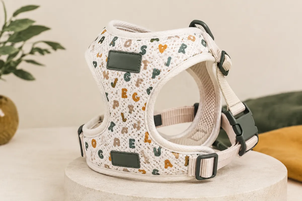 Harnais PawPawify en maille blanche à motif de lettres, avec boucle, sangles réglables et deux patchs.
