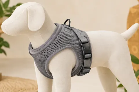 Harnais veste Puppia gris en Airmesh, avec bord doux, boucle et réglage abdominal visibles.