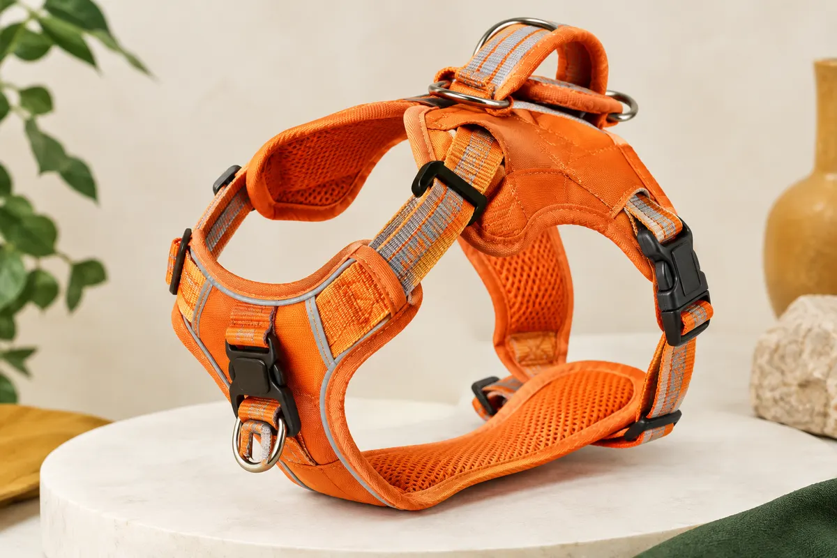 Harnais gilet orange pour chien avec sangles réfléchissantes, clips d’attache et poignée arrière
